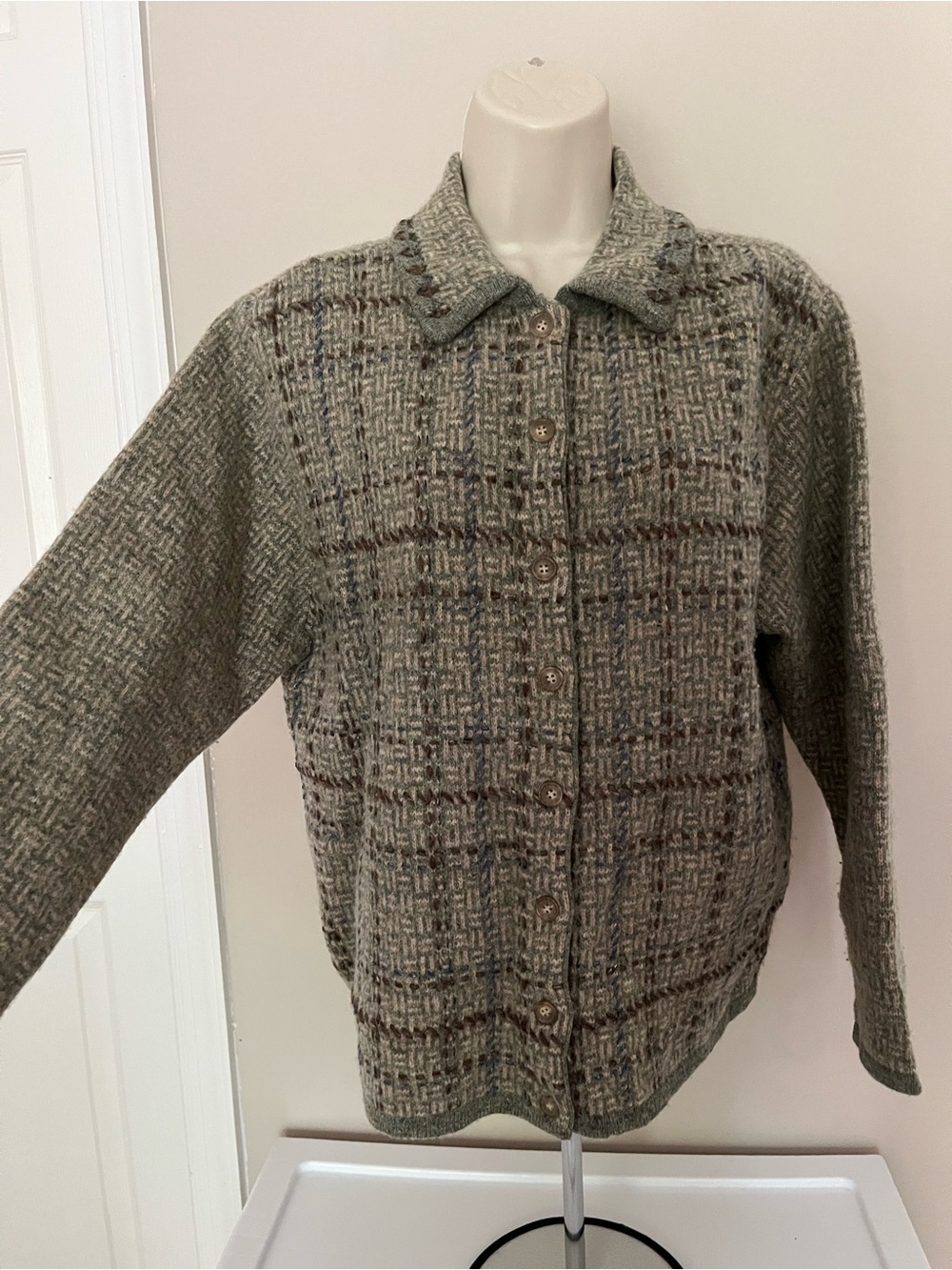 Unique Vintage Robert Scott 100% wool button up sweater Sage green and cream